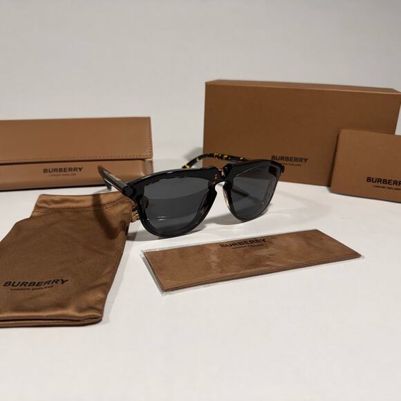 Burberry Black and Tan Sunglasses

4-A - Picture 1 of 7